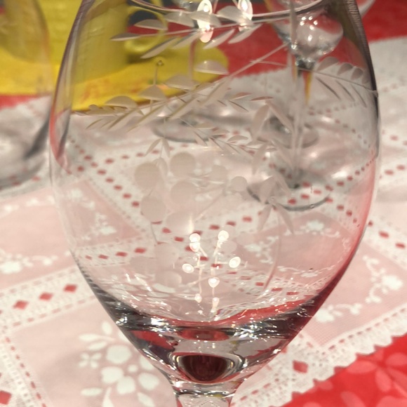 Swiss Colony wine canister and wine glasses. - Picture 2 of 4